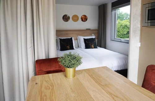Voorthuizen Hotel | Luxury 2-person Hotel Lodge in the Veluwe with kitchenette, dishwasher, and hotel service. Discover nature & relaxation at Recreatiepark De Boshoek!