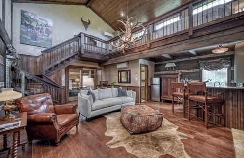 Fredericksburg Cabin | Luxury 23-ac Ranch Casita w/Hot tub!