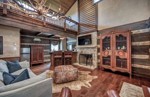 Fredericksburg Cabin | Luxury 23-ac Ranch Casita w/Hot tub!