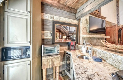 Fredericksburg House | Luxury 23-AC Ranch Hot Tub Hill Country Views!