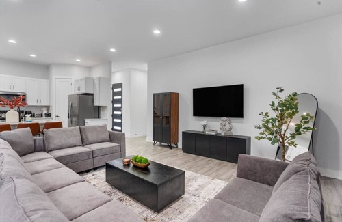University Hills and Windsor Park House | Luxury 24 Ppl Group Retreat w/4 Kitchens, Backyard, Balcony + 10-Car Parking