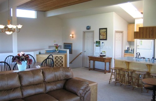 Bandon House | Luxury 2800 Sf Tri-Level with Sweeping Views
