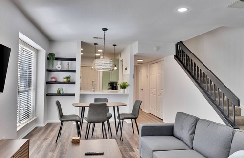 North Burnet House | Luxury 2BD/2.5BA Near The Domain with POOL