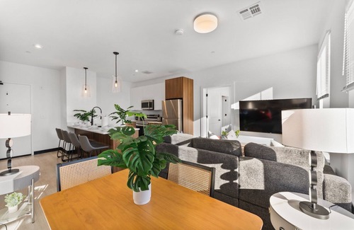 Everett Apartment | Luxury 2bd/2ba in Everett 5132