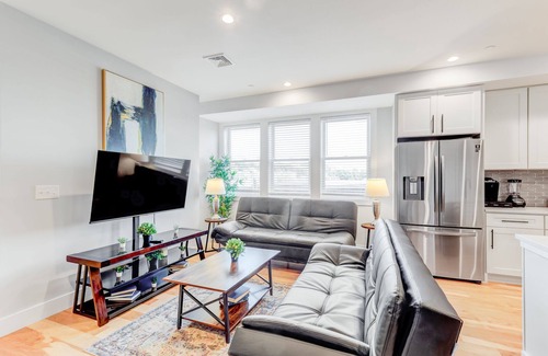 Harbor View - Orient Heights Apartment | Luxury 2BD/2BA Near Airport 1750