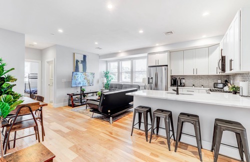 Harbor View - Orient Heights Apartment | Luxury 2BD/2BA Near Airport 1750