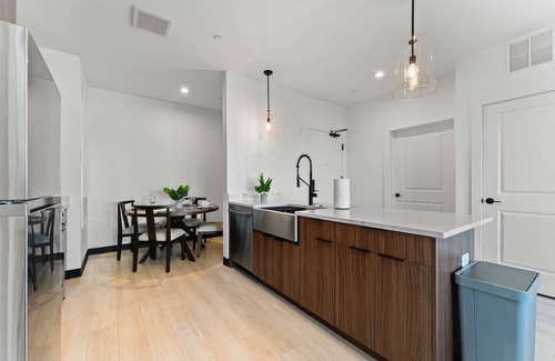 Everett Apartment | Luxury 2bd/2ba near Boston 1802