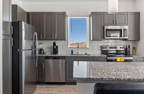 Stony Ridge North Apartment | Luxury 2BD/2BA Next to Airport 3894