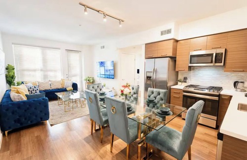 Downtown Apartment | Luxury 2BD/2BTH w gym/pool/rooftop/free parking