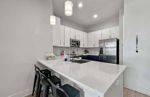Deep Ellum Apartment | Luxury 2BD | Deep Ellum | Free Parking | Pool+Gym