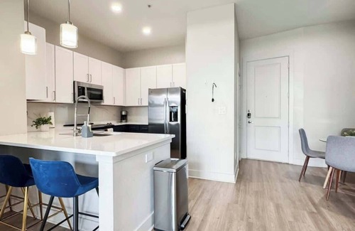 Deep Ellum Apartment | Luxury 2BD | Deep Ellum | Free Parking | Pool+Gym