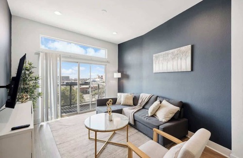 Deep Ellum Apartment | Luxury 2BD | DT Deep Ellum | 7 Beds | Free Parking