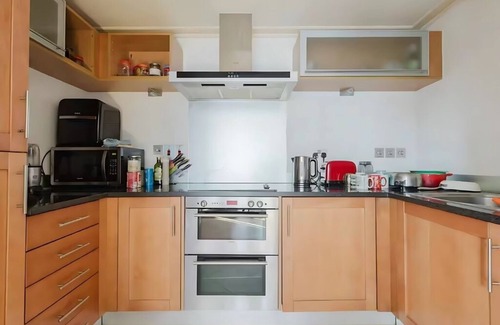 Isle of Dogs House | Luxury 2BD Flat in Prestigious Canary Wharf Location.