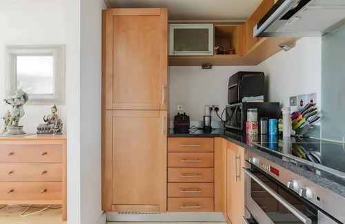 Isle of Dogs House | Luxury 2BD Flat in Prestigious Canary Wharf Location.