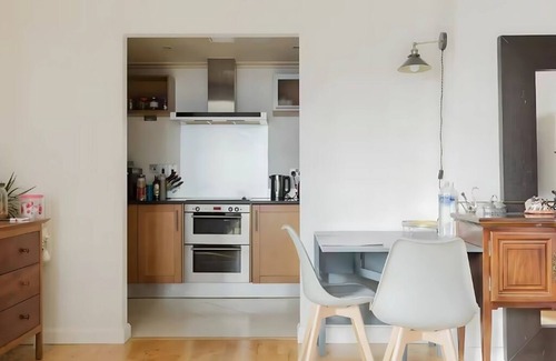Isle of Dogs House | Luxury 2BD Flat in Prestigious Canary Wharf Location.