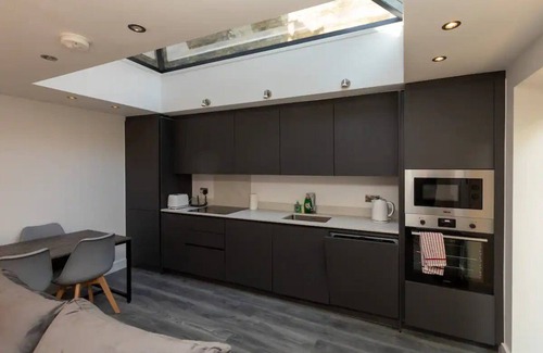 South Hampstead Apartment | Luxury 2BD Flat with a Garden - West Hampstead!