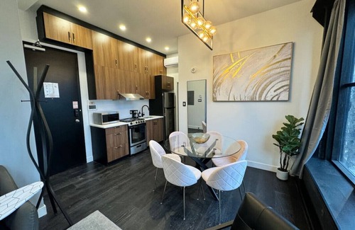 Old Montreal Apartment | Luxury 2BD Loft-Old Montreal-2B