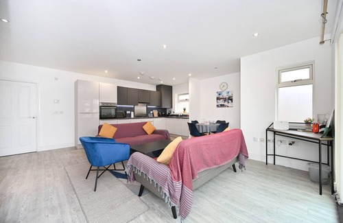 Brent Apartment | Luxury 2Bedroom - 2Bath - Prime Location - Patio