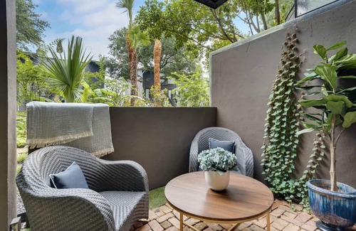 Old East Dallas Condo | Luxury 2BR/2BA condo in central Dallas featuring a private patio, designer interiors, and access to an award-winning resort courtyard with pool, jacuzzi, sauna, and lounge areas—perfect for business or leisure stays