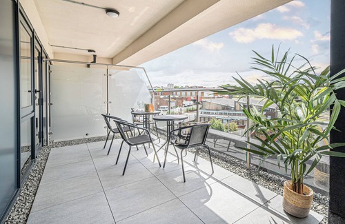 Leeds Apartment | Luxury 2BR/2BA in Leeds Centre w/Terrace & View