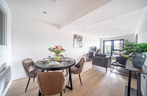 Leeds Apartment | Luxury 2BR/2BA in Leeds Centre w/Terrace & View