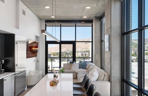 Rio Grande Apartment | Luxury 2BR 2BA Penthouse-Pool, Gym, Pkg, Views!