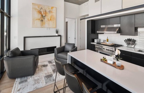 Rio Grande Apartment | Luxury 2BR 2BA Penthouse-Pool, Gym, Pkg, Views!