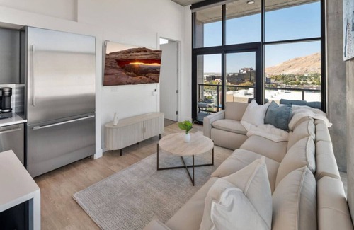 Rio Grande Apartment | Luxury 2BR 2BA Penthouse-Pool, Gym, Pkg, Views!