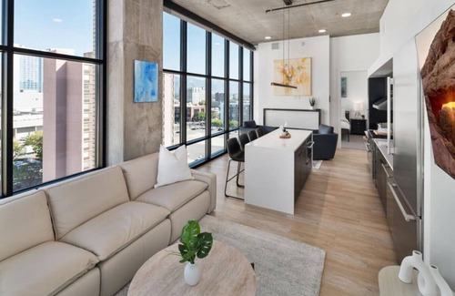 Rio Grande Apartment | Luxury 2BR 2BA Penthouse-Pool, Gym, Pkg, Views!