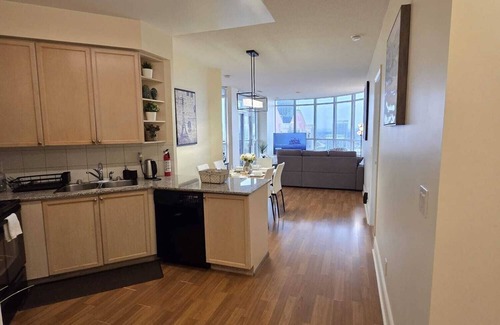 Downtown Mississauga Condo | Luxury 2BR/2Bath 1 Free Parking Penthouse by Celebration Square YYZ Airport UFT