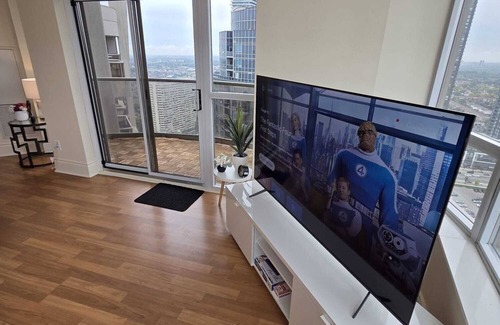 Downtown Mississauga Condo | Luxury 2BR/2Bath 1 Free Parking Penthouse by Celebration Square YYZ Airport UFT