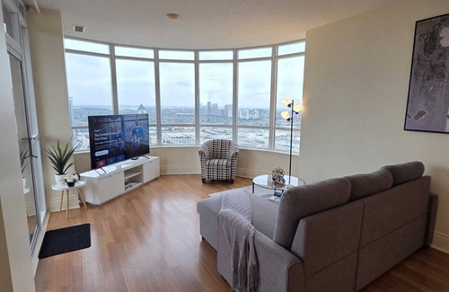 Downtown Mississauga Condo | Luxury 2BR/2Bath 1 Free Parking Penthouse by Celebration Square YYZ Airport UFT