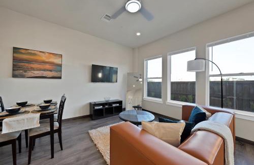 Central Arlington House | Luxury 2BR Getaway Near Stadiums and Texas Live