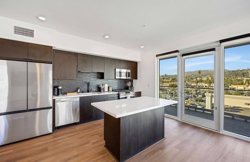 Hollywood Apartment | Luxury 2BR Hollywood Sign View by Oneluxstay