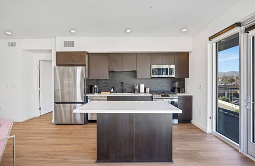 Hollywood Apartment | Luxury 2BR Hollywood Sign View by Oneluxstay