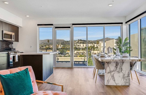 Hollywood Apartment | Luxury 2BR Hollywood Sign View by Oneluxstay