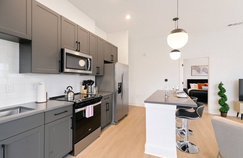 Five Points South Apartment | Luxury 2BR Steps from Railroad Park