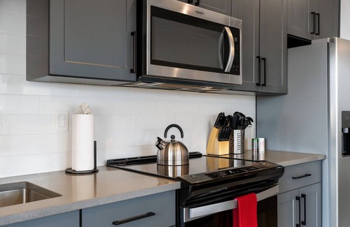 Five Points South Apartment | Luxury 2BR Steps from Railroad Park