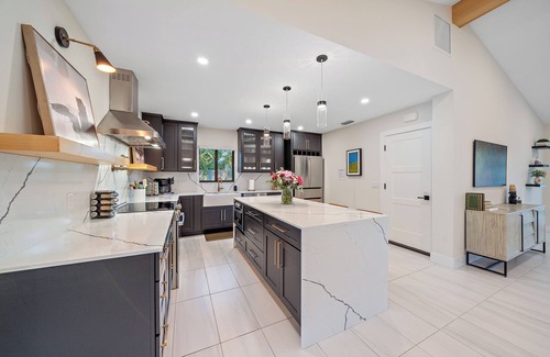 Sarasota House | Luxury 3/3 with Heated Pool, Spa, & Putting Green!