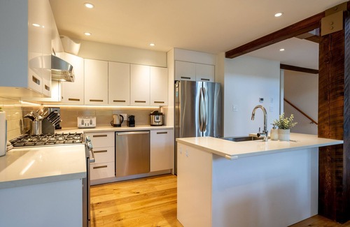 Whistler Village House | Luxury 3.5BR | SKI IN/OUT Access | Media Room | Hot Tub | Garage | Managed By Aloha Whistler