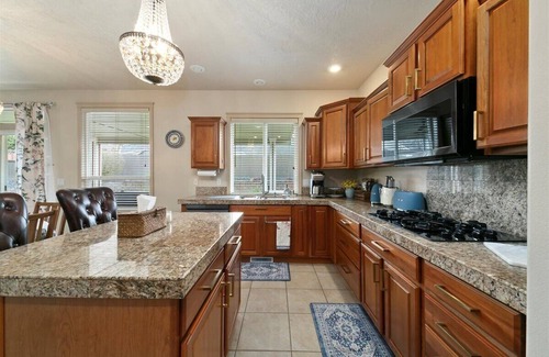 Garden City House | Luxury 3 BD/3BA house in charming Boise with WiFi, AC, Bikes, Com. Pool