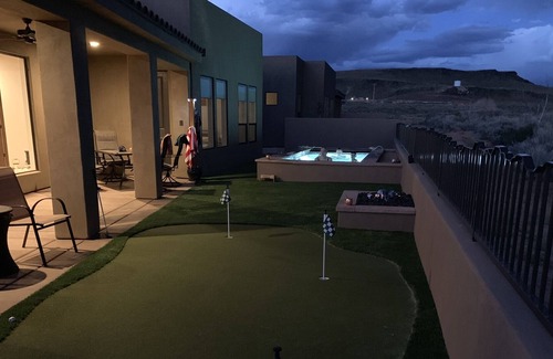 St. George House | Luxury 3 Bd, 4Ba, heated pool, Peloton, Zion, Bryce, Golf! No Cleaning Fees!