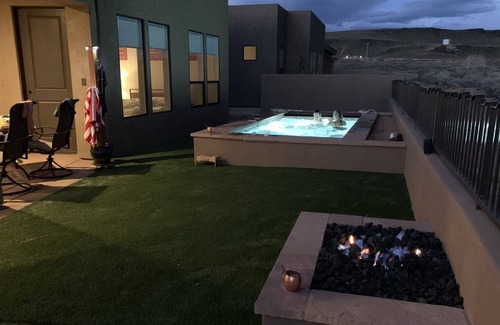 St. George House | Luxury 3 Bd, 4Ba, heated pool, Peloton, Zion, Bryce, Golf! No Cleaning Fees!