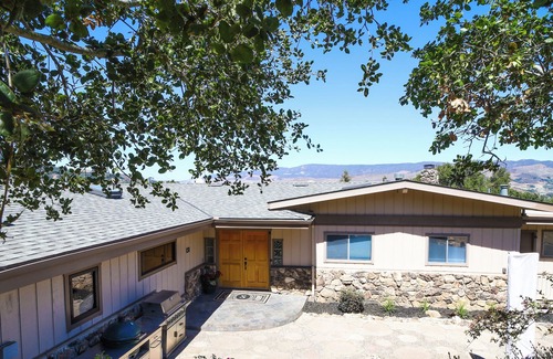 San Luis Obispo House | Luxury 3-bd/bath w/amazing views near Downtown & Campus!