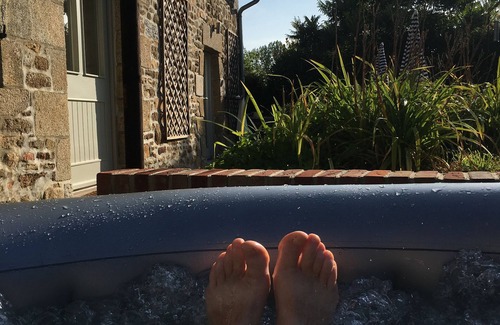 Le Ferre Cottage | Luxury 3 bed, 2 bathroom Boutique style Gite with secluded sunny garden