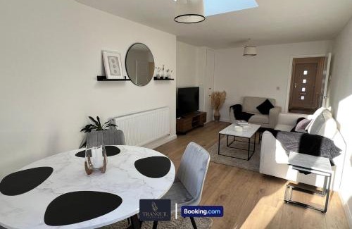 Littlemore Villa | Luxury 3 Bed, 2 Bathroom By Tranquil Ventures Short Lets & Serviced Accommodation Littlemore With Free Private Parking