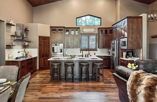 Pinetop Cabin | Luxury 3-Bed 3-Bath Cabin with Fireplace, WiFi, Chef's Kitchen in Quiet Pinetop