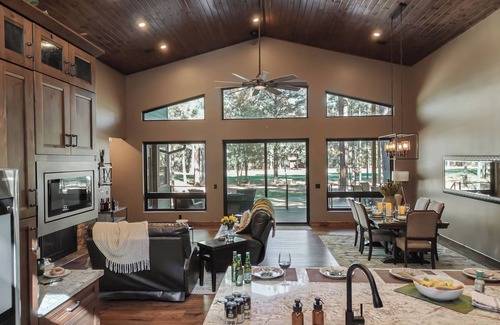 Pinetop Cabin | Luxury 3-Bed 3-Bath Cabin with Fireplace, WiFi, Chef's Kitchen in Quiet Pinetop