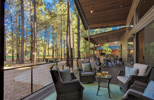 Pinetop Cabin | Luxury 3-Bed 3-Bath Cabin with Fireplace, WiFi, Chef's Kitchen in Quiet Pinetop