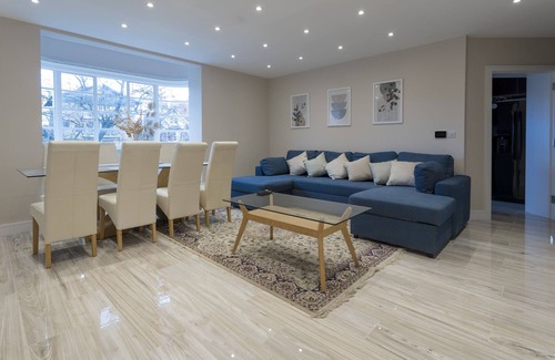 Brondesbury Park Apartment | Luxury 3-Bed Apartment in Willesden